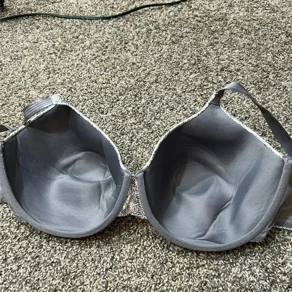 BALI BRA SILVER AND‎ WHITR UNDERWIRE CONCEALING SMOOTHING PLUS SIZE 42DD